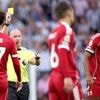 Gravenberch krijgt snel gele kaart bij Liverpool, kansen schaars in beladen duel