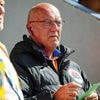 Quand un spectateur remplace un arbitre blessé dans un match de championnat en Angleterre