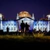 Lichtprojektion zum 30. Jubiläum der Verhüllung: Der Reichstag erstrahlt wie einst bei Christo und Jeanne-Claude
