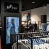 Fast fashion : "Quand on achète un tee-shirt à 5 euros, on jette son argent par les fenêtres", estime l'Institut français de la mode