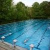 Kaltes klares Wasser im Kreuzberger Prinzenbad: Was Schwimmerinnen und Schwimmer zum unbeheizten Becken sagen