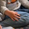 "On nous avait dit que notre fille ne marcherait jamais" : comment des stages intensifs tentent de déjouer les pronostics pour des enfants handicapés