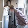 Bij Jos van der Spek op zolder hangt de eerste ‘noodknop’ voor het stroomnet