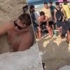Hopeloos vast in put die hij zelf gegraven had: Britse toerist wordt attractie op Copacabana