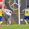 Ferrari zet STVV op voorsprong na domme penaltyfout bij bezoekers