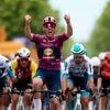 Pedersen sprint naar tweede ritzege in Giro en pakt roze trui weer af van Roglic