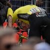 “Daar al een cartouche verschoten”: Wout van Aert baalt van gemiste bocht door fout van renners voor hem