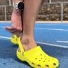 Running. Il court le 10 km en 31 minutes et 18 secondes avec… une paire de crocs !