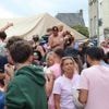 « On est là depuis 10 h » : les festivaliers d’Art Sonic s’ambiancent dans le bourg de Briouze