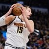 IJzersterke Jokic leidt Denver naar eerste zege tegen Oklahoma, waar Mitchell geen speeltijd krijgt