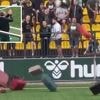 Litouwse voetbalfans gooien koffers op het veld en eisen vertrek trainer, die met cynisch applausje reageert
