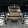 Im Panzerlook durch die Straßen: Wie muss man sich fühlen, um sein Auto in Tarnfarben zu lackieren?