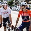 Urska Zigart, de vriendin van Tadej Pogacar, grijpt de macht in Ronde van Romandië; Tourwinnaar raapt bidon op langs kant van de weg