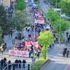 Vor dem 1. Mai: Demo für höhere Löhne zieht friedlich durch den Wedding