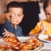 Meisje (3) opgenomen in ziekenhuis na stukjes glas in diepvriespizza: vader krijgt cadeaubon van 70 euro