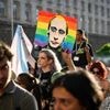 „Ich habe ein zweites Telefon mit Putin-Foto“: Wie sich das queere Leben in Russland während des Kriegs verändert hat