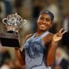 Gauff blijft het koelst en knokt zich ten koste van gefrustreerde Sabalenka naar eerste titel in Parijs