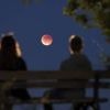 EN IMAGES. De l’Asie à l’Europe, la Lune de sang vue par les photographes