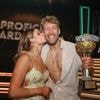Geluk in het spel én in de liefde: Ward Lemmelijn wint ‘Dancing with the Stars’ en bekent gevoelens voor danspartner