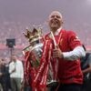 In beeld | Slot en Liverpool ontvangen op uitzinnig Anfield Premier League-trofee