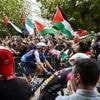 Manifestations, modification du parcours, chutes... La présence de l'équipe Israel Premier Tech sur la Vuelta électrise l'édition 2025