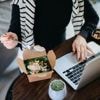 Gesund essen trotz Stress: Mit diesen vier Strategien klappt es