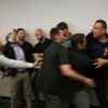 Proteste in den USA: Rabiater Vorfall: US-Senator aus Pressekonferenz gezerrt