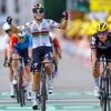 Winst én weer geel: vroeg juichende Le Court laat zich bijna ringeloren door Vollering, maar wint nog nipt