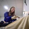 « Je le fais surtout pour les familles » : elle maquille les morts pour mieux apaiser les vivants