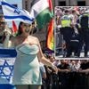 Activist doet alsof hij keel doorsnijdt Israëlische zangeres Songfestival: delegatie dient klacht in