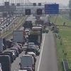 Drukte op de weg: auto’s in brand langs snelwegen, politie waarschuwt voor hitte