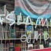 "C'est la fin de la démocratie quand on commence à interdire des livres" : la librairie engagée Violette and Co victime de harcèlement après une vitrine sur la Palestine