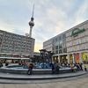 Mitten auf dem Alex in Berlin: Betrunkener Polizeischüler soll Nigerianer verprügelt haben
