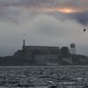 Détenus célèbres, évasions ratées, site ultra-sécurisé… Pourquoi la prison d'Alcatraz est-elle considérée comme la plus redoutable du monde contemporain ?