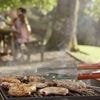 Hartnäckig angebrannt? Dieses Wundermittel macht den Grill richtig sauber