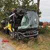 Sechs Menschen verletzt: Reisebus mit Senioren fährt in Baumgruppe