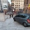 Fehler im Navi?: Mann düst mit Mercedes über Spanische Treppe in Rom