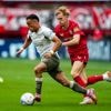 Minimale voorsprong voor PSV in Enschede, aftrap tweede helft moet over van scheidsrechter