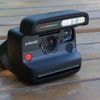 heise+ | Polaroid Flip: Sofortbildkamera mit Retro-Charme im Test