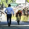 VIDEO. Tour de France 2025 : un militant pro-palestinien plaqué par la sécurité après avoir fait irruption sur la ligne d'arrivée de la 11e étape à Toulouse