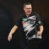 Gian van Veen stunt met zege op Luke Littler, Michael van Gerwen uitgeschakeld in Praag