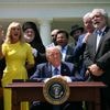 Trump zet scheiding kerk en staat even opzij