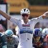 Tour de France 2025 : après un show de Mathieu van der Poel, Tim Merlier signe une deuxième victoire dans la 9e étape, Tadej Pogacar reste en jaune