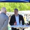 Im Wahlkampf, der nicht so heißen soll: Oberbürgermeister Mike Schubert spricht mit Potsdamern auf dem Markt