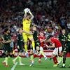 Keeper Flekken doet Nottingham Forest pijn met assist vanuit doeltrap