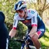 Groenewegen komt dichterbij, maar moet zege na fotofinish aan Van Poppel laten