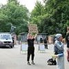 Aktivisten kleben sich fest: Nürnberger Tiergarten tötet zwölf Paviane