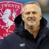 FC Twente presenteert John van den Brom, nieuwe trainer staat dinsdag al op het veld