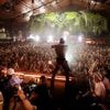 NU+ | Frenna viert nieuw album met verrassingsoptreden op dj-tafel bij Lowlands
