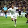 Geen 2-1! AEK-doelman Strakosha duwt schot Angulo tegen de paal en redt ook erg slappe rebound Hazard